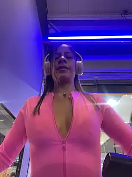 KatThomas online show from November 13, 2025, 11:03 pm