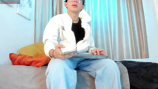 Snapshot of liam_twiink chatting on April 23, 2026, 7:49 pm liam twiink online show from April 23, 2026, 7:49 pm