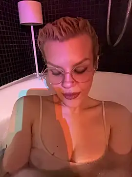 tacodeluxxxe online show from November 5, 2025, 4:18 pm