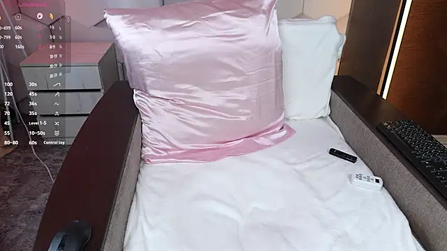 HottieEmma online show from April 8, 2026, 12:38 pm