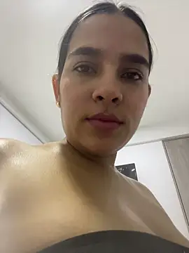 Snapshot of Valery_lux16 chatting on February 7, 2026, 4:16 am Valery lux16 online show from February 7, 2026, 4:16 am