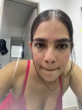 Snapshot of Valery_lux16 chatting on February 14, 2026, 3:31 pm Valery lux16 online show from February 14, 2026, 3:31 pm