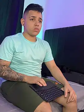 BoomChikaWow online show from November 3, 2025, 12:35 am