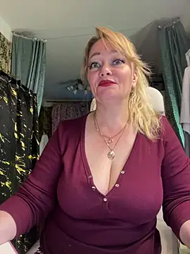 Snapshot of Sweet-blonde chatting on July 17, 2026, 8:35 pm Sweet-blonde online show from July 17, 2026, 8:35 pm