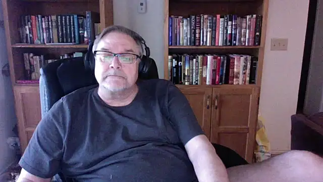Snapshot of Vinyl22@xh chatting on April 20, 2026, 11:28 pm Vinyl22xh online show from April 20, 2026, 11:28 pm