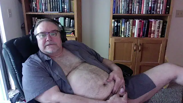 Snapshot of Vinyl22@xh chatting on April 24, 2026, 9:17 pm Vinyl22xh online show from April 24, 2026, 9:17 pm