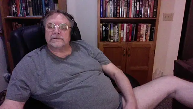Snapshot of Vinyl22@xh chatting on April 26, 2026, 9:23 pm Vinyl22xh online show from April 26, 2026, 9:23 pm