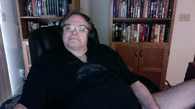 Snapshot of Vinyl22@xh chatting on May 8, 2026, 6:02 pm Vinyl22xh online show from May 8, 2026, 6:02 pm