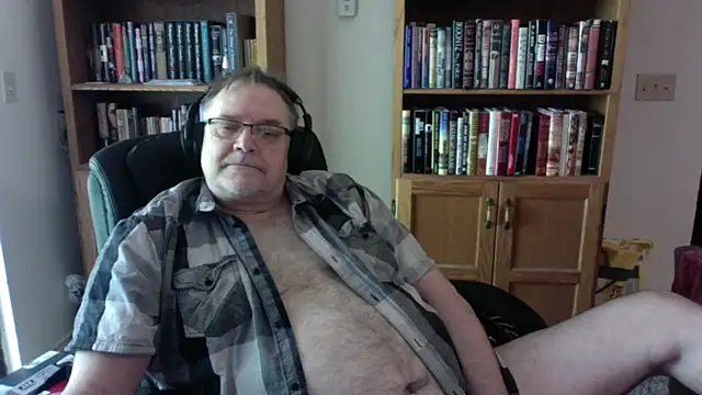 Snapshot of Vinyl22@xh chatting on May 13, 2026, 4:37 pm Vinyl22xh online show from May 13, 2026, 4:37 pm