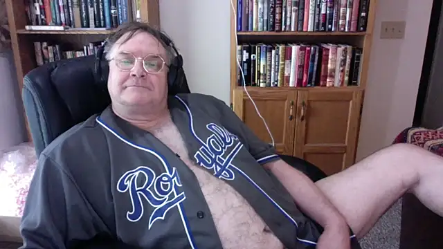 Snapshot of Vinyl22@xh chatting on June 3, 2026, 6:57 pm Vinyl22xh online show from June 3, 2026, 6:57 pm