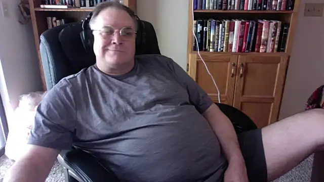 Snapshot of Vinyl22@xh chatting on June 4, 2026, 8:59 pm Vinyl22xh online show from June 4, 2026, 8:59 pm
