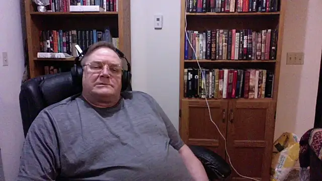 Snapshot of Vinyl22@xh chatting on June 27, 2026, 2:05 am Vinyl22xh online show from June 27, 2026, 2:05 am