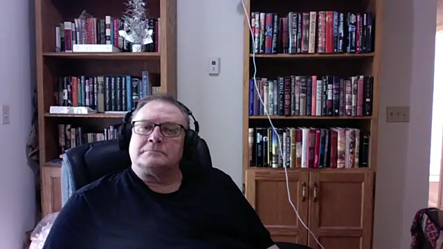 Snapshot of Vinyl22@xh chatting on July 1, 2026, 9:36 pm Vinyl22xh online show from July 1, 2026, 9:36 pm
