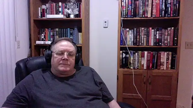 Snapshot of Vinyl22@xh chatting on July 7, 2026, 3:42 am Vinyl22xh online show from July 7, 2026, 3:42 am