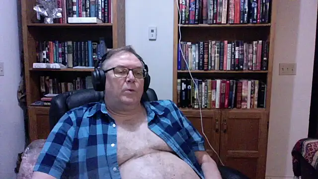 Snapshot of Vinyl22@xh chatting on July 8, 2026, 3:11 am Vinyl22xh online show from July 8, 2026, 3:11 am