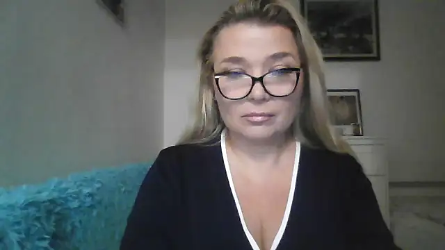 Myrienna online show from October 2, 2025, 8:38 pm
