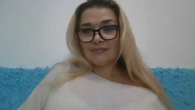Myrienna online show from October 23, 2025, 11:42 am