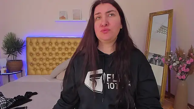 TrishaDarks online show from March 7, 2026, 6:21 am