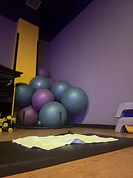 Anavalle online show from April 16, 2026, 6:52 pm