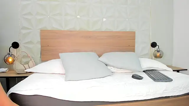Snapshot of ValeryTrans_ chatting on April 13, 2026, 6:24 pm ValeryTrans online show from April 13, 2026, 6:24 pm