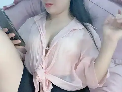 Snapshot of Lie_liee chatting on April 18, 2026, 1:37 pm Lie liee online show from April 18, 2026, 1:37 pm