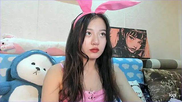 moonglow  online show from October 13, 2025, 3:45 pm
