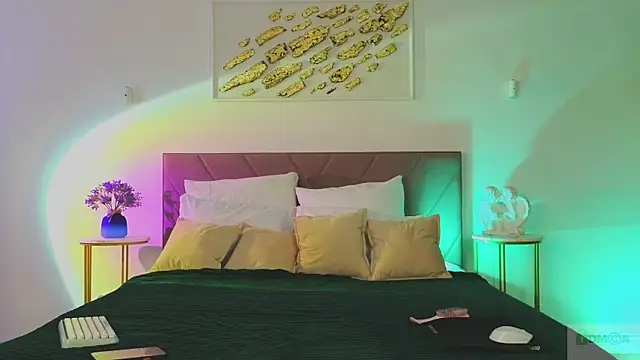 Nicole Broown  online show from April 4, 2026, 9:12 pm