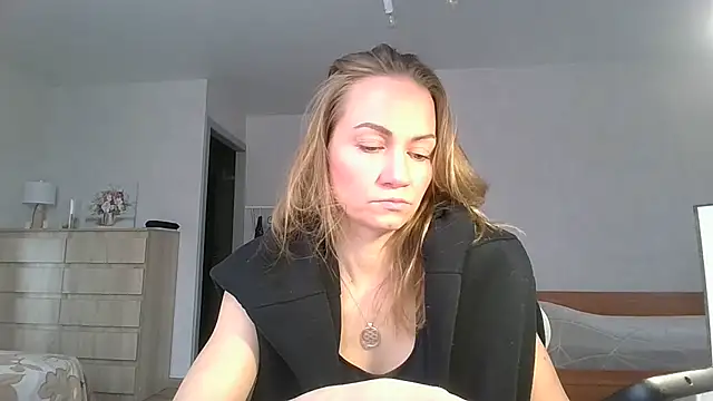 Snapshot of Thavione chatting on February 11, 2026, 8:52 am Thavione online show from February 11, 2026, 8:52 am