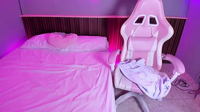 Snapshot of Athenea__fox chatting on April 14, 2026, 12:11 pm Athenea fox online show from April 14, 2026, 12:11 pm