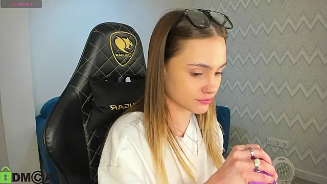 KarinaBroks online show from November 25, 2025, 9:42 am