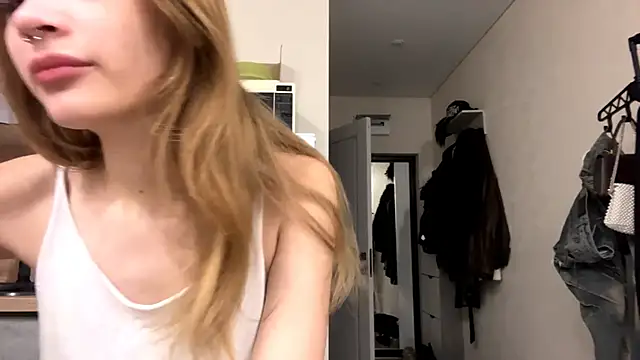 Snapshot of ElissaMikrot chatting on October 22, 2025, 5:34 pm ElissaMikrot online show from October 22, 2025, 5:34 pm