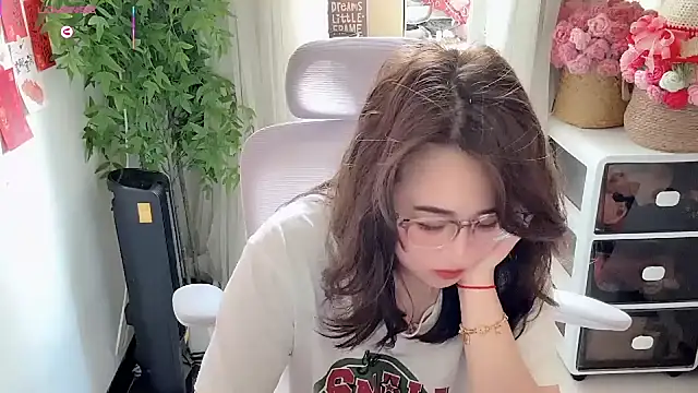 Snapshot of NEWONETO chatting on May 13, 2026, 6:11 am NEWONETO online show from May 13, 2026, 6:11 am