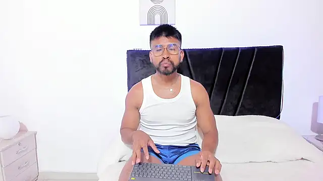 Taylormaccurdy  online show from November 4, 2025, 2:27 pm