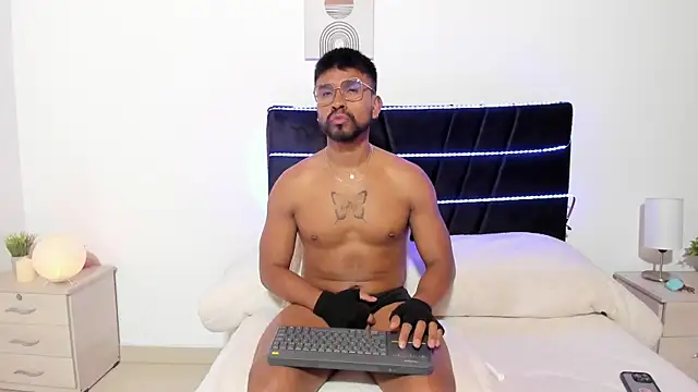 Taylormaccurdy  online show from November 6, 2025, 3:13 pm