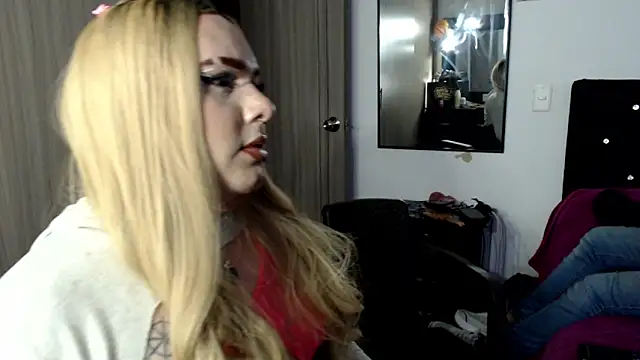 Redvelvett22 online show from November 11, 2025, 4:45 am