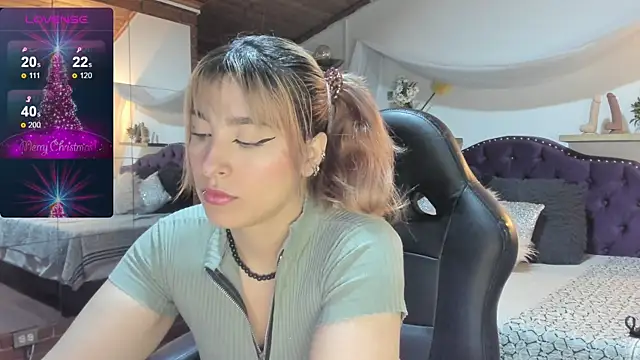 sophialyh 1 online show from December 4, 2025, 12:47 pm