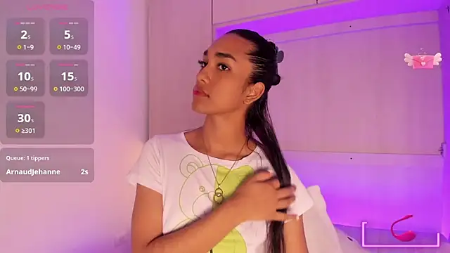 AnahiCollins online show from November 4, 2025, 11:42 am