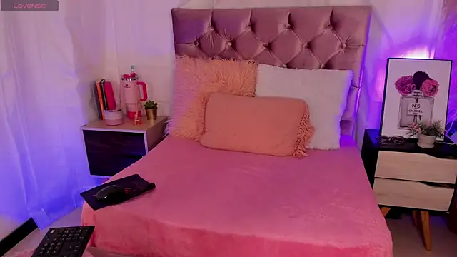 Snapshot of julianaarboleda chatting on February 12, 2025, 12:33 pm julianaarboleda online show from February 12, 2025, 12:33 pm