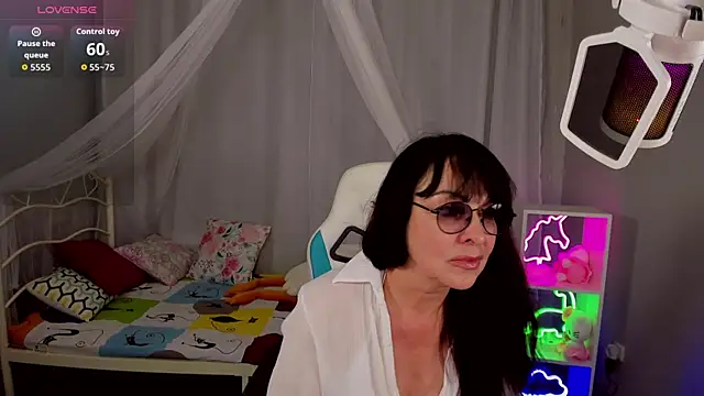 LindaRomero online show from September 28, 2025, 3:28 pm