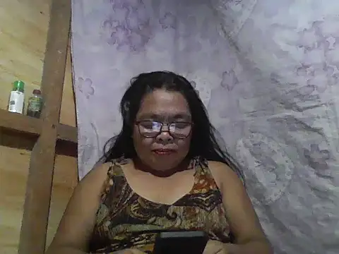 Snapshot of cris_tita chatting on June 1, 2026, 1:02 pm cris tita online show from June 1, 2026, 1:02 pm