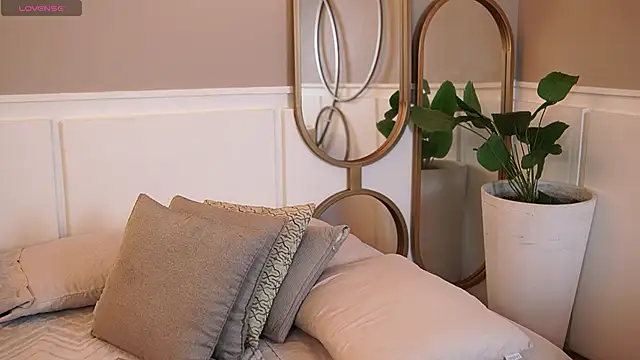 Roxy Vega online show from November 8, 2025, 12:38 pm