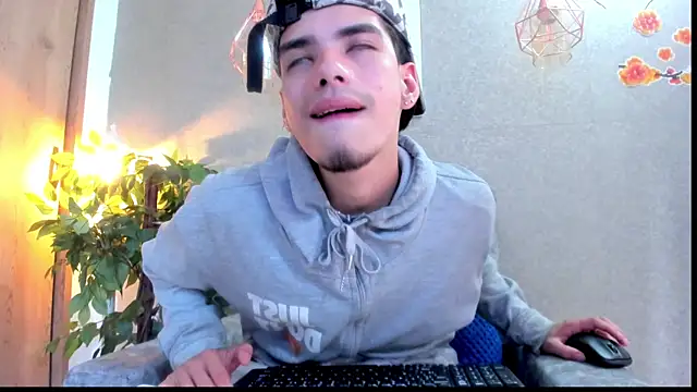 Snapshot of Axelwiliams chatting on October 8, 2025, 6:27 pm Axelwiliams online show from October 8, 2025, 6:27 pm