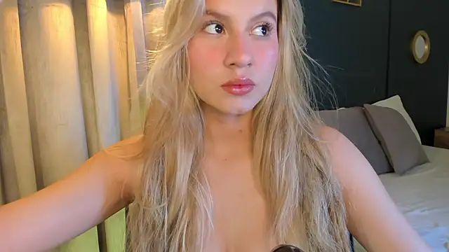 Snapshot of mia_curry chatting on June 9, 2026, 7:14 pm mia curry online show from June 9, 2026, 7:14 pm