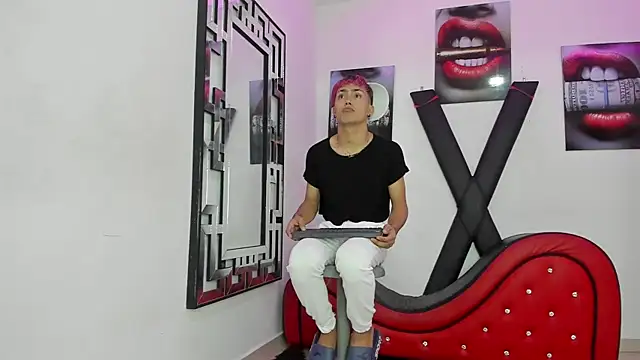 VERY HOT GUYS online show from November 6, 2025, 1:28 am