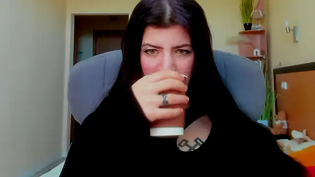 Snapshot of Miamoora chatting on October 16, 2025, 8:15 am Miamoora online show from October 16, 2025, 8:15 am