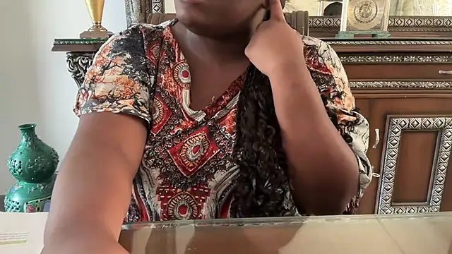 nanaisbackk online show from December 5, 2025, 8:12 am