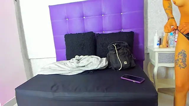 LeaMoreau22 online show from October 29, 2025, 11:45 am