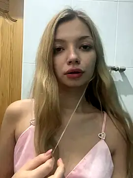 Snapshot of _Siennaaa_ chatting on October 28, 2025, 10:45 pm Siennaaa online show from October 28, 2025, 10:45 pm