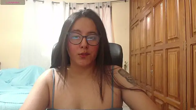 Snapshot of Venus_cat_ chatting on June 25, 2026, 6:45 pm Venus cat online show from June 25, 2026, 6:45 pm