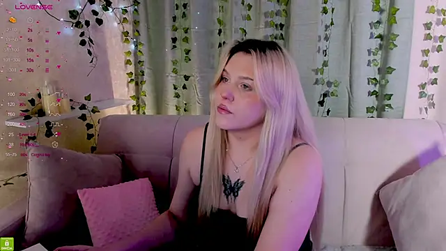 Snapshot of Malisha_kiss chatting on April 1, 2026, 11:44 am Malisha kiss online show from April 1, 2026, 11:44 am